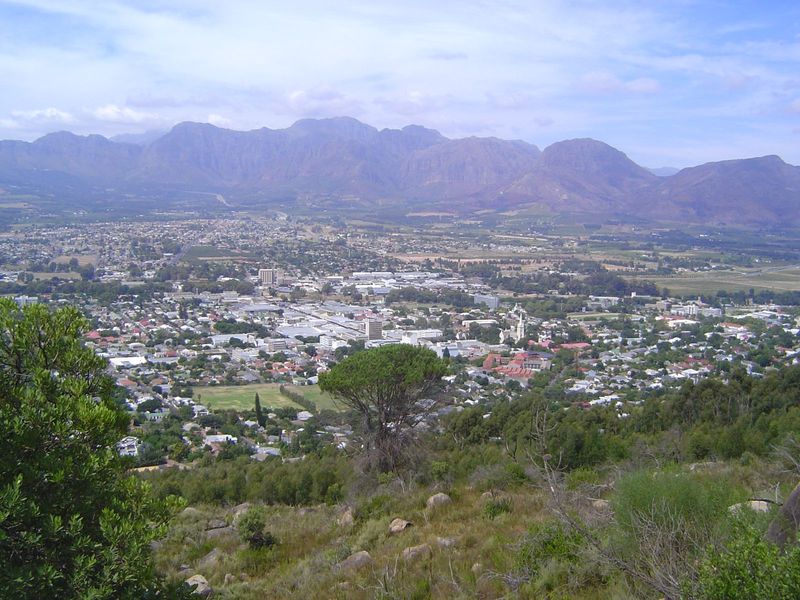 A scenic loop makes it easy to climb the mountain and look across to the Cape Fold Belt range. Its highest peak, in the approximate center h