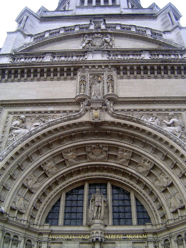 The decoration around the main entrance was by Alfred Drury and William Goscombe John. Albert stands above the entrance, dressed for an Eliz