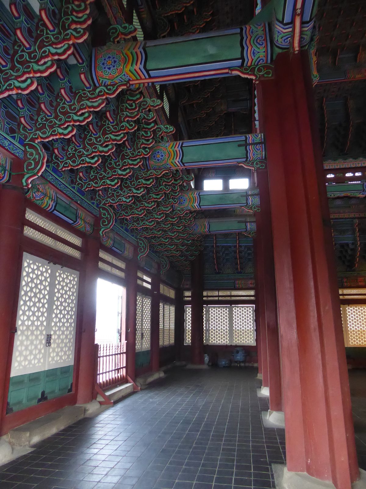 The room seen from the side to show bracketing.