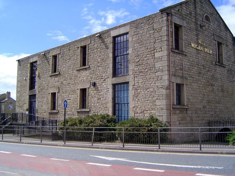 The old canal house becomes a tourist attraction.