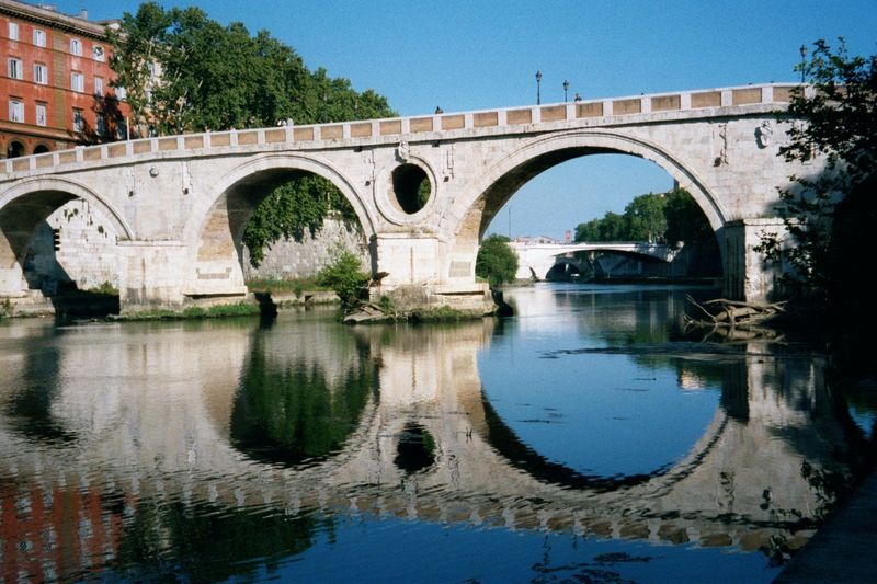 The popes did much more than commission churches: this is the Pontus Sisto, built by Sixtus IV in 1475. The "eye" reduces the river's resist