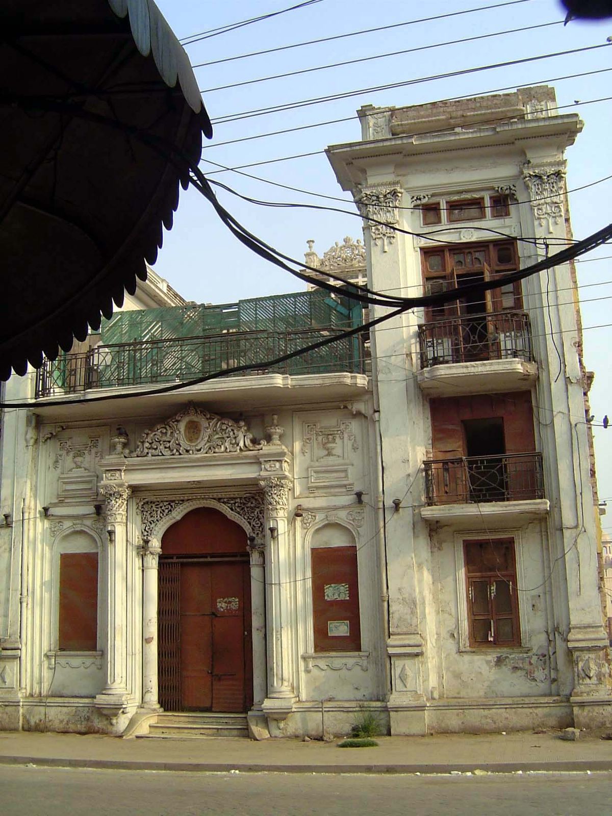 Here's a case where an entrance hall hides a courtyard.