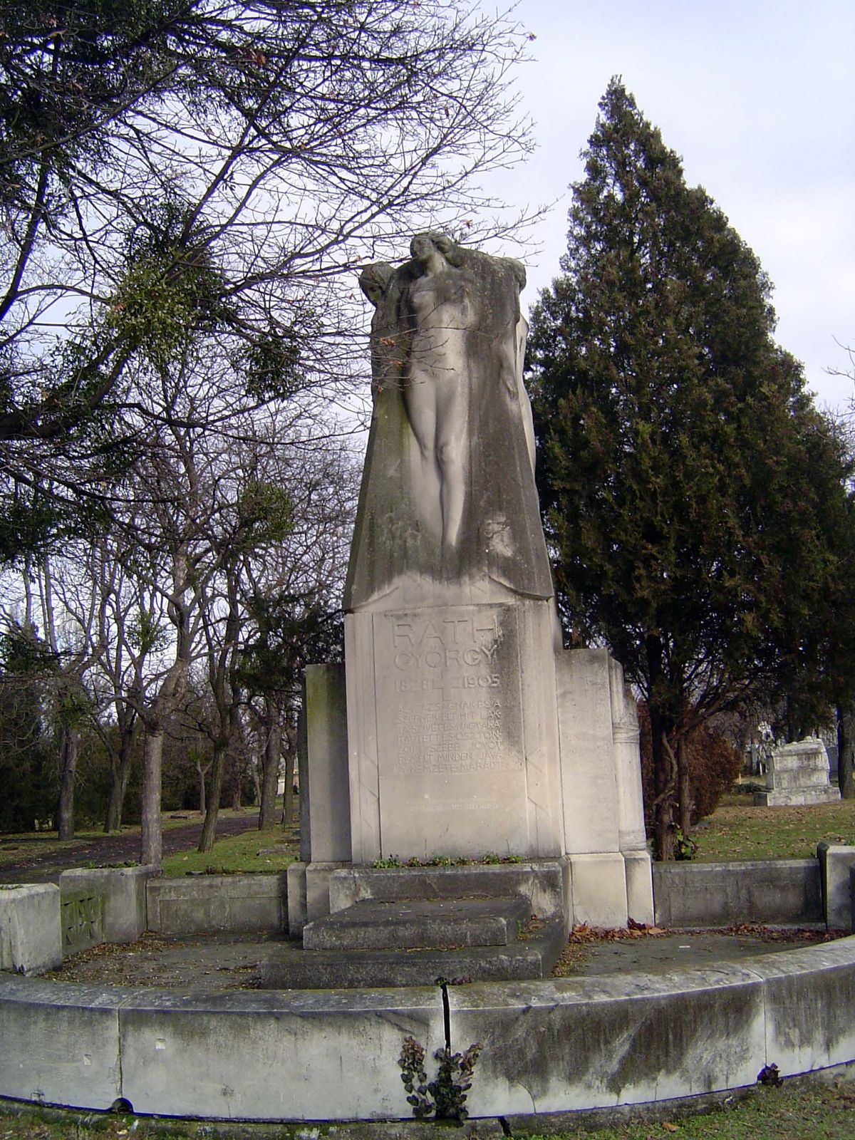 Speaking of souls, we should venture out to the famous cemetery near the main railway station. There are many elaborate tombs here, such as 