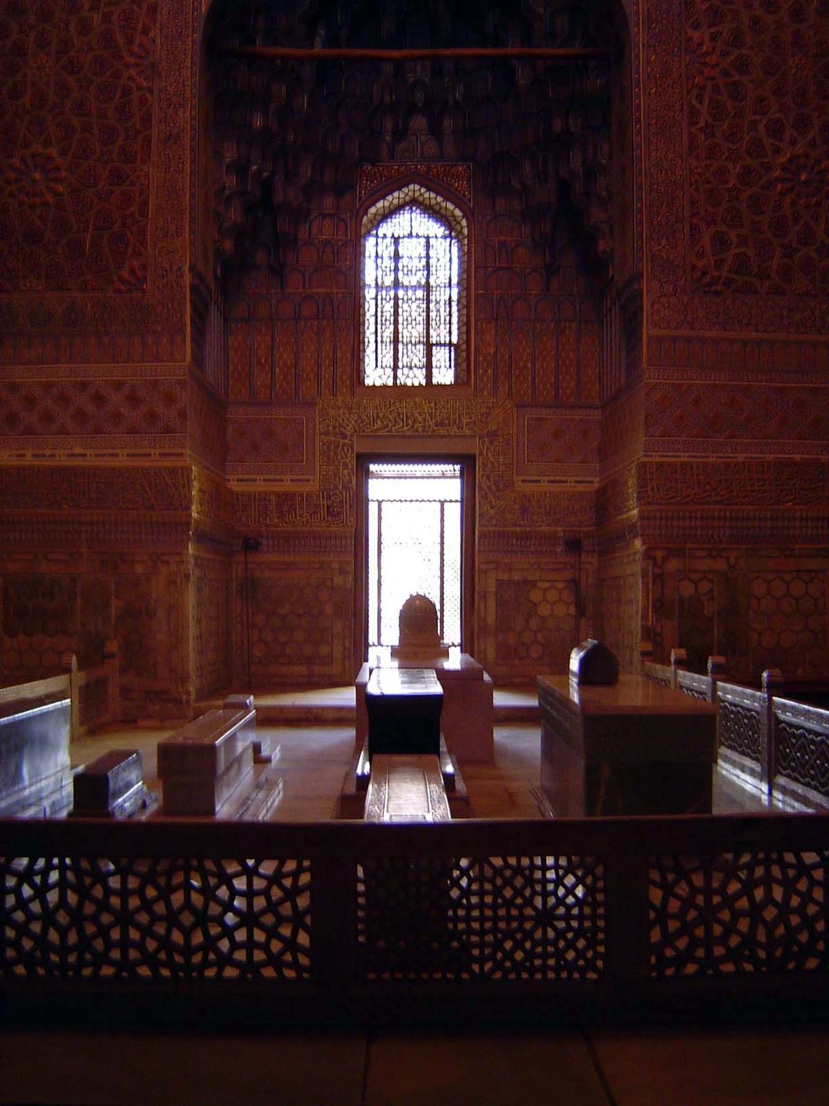 The surrounding screen, or muqsura, is alabaster.