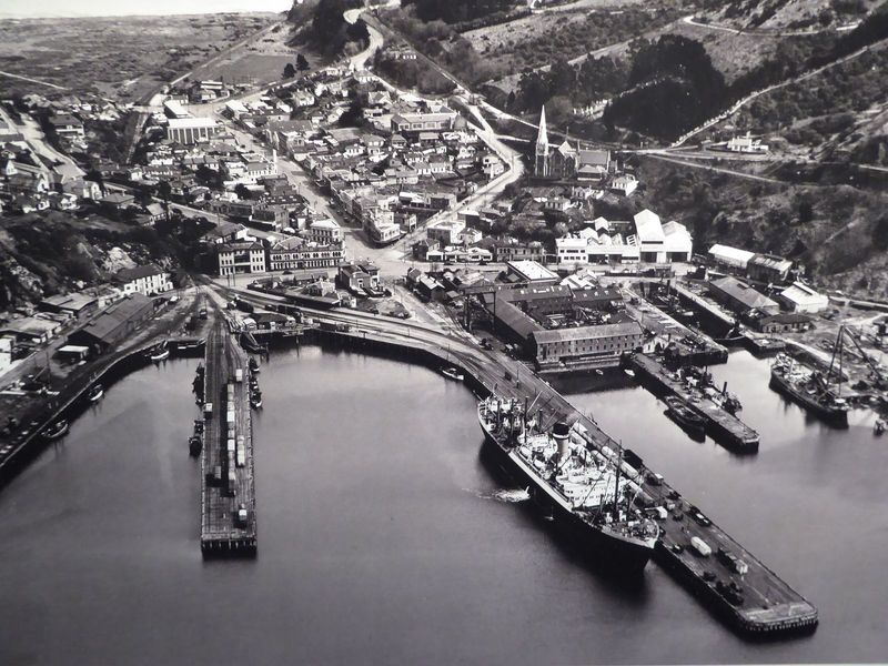 An air photo from the 1950s in the Settler's Museum in Dunedin. Since the photo was taken, the left-side pier has been demolished, and every