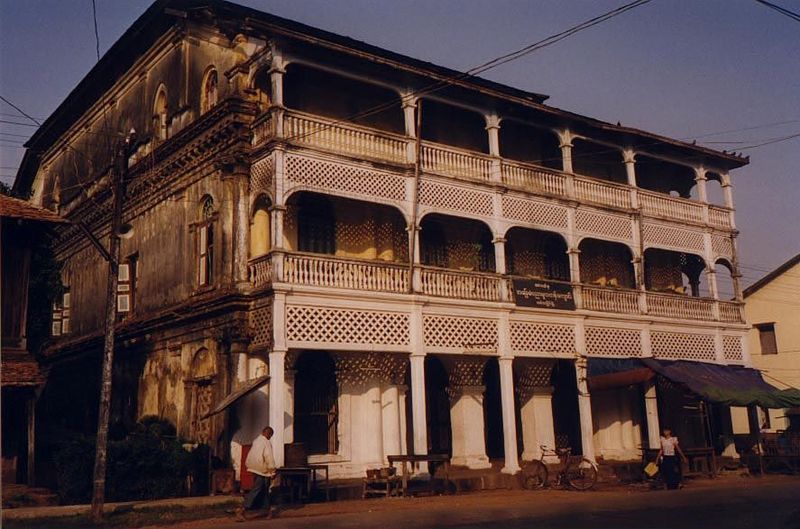 Original use? Perhaps shops downstairs, with quarters upstairs for members of the merchant's extended family.