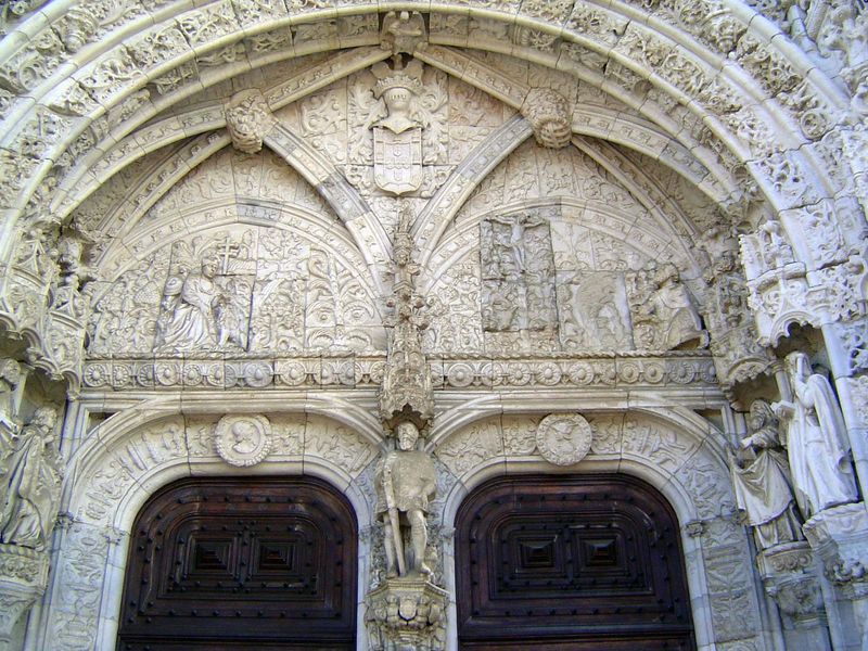 The 16th century philosopher Damião de Góis wrote that King Manuel "ordered that a statue of Prince Henry, who inspired these voyages, be ca
