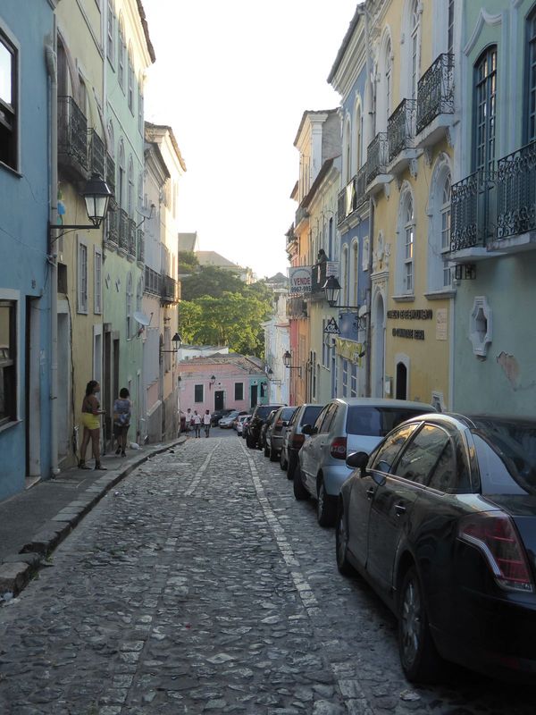 We're back on the street and looking toward the pelourinho. It's over there, just on the other side of the notch in the ridge top.

The dist