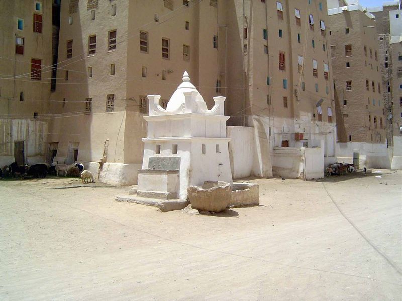 In the center of the town there's a well to serve worshippers at the Masjid Harun al-Rashid.