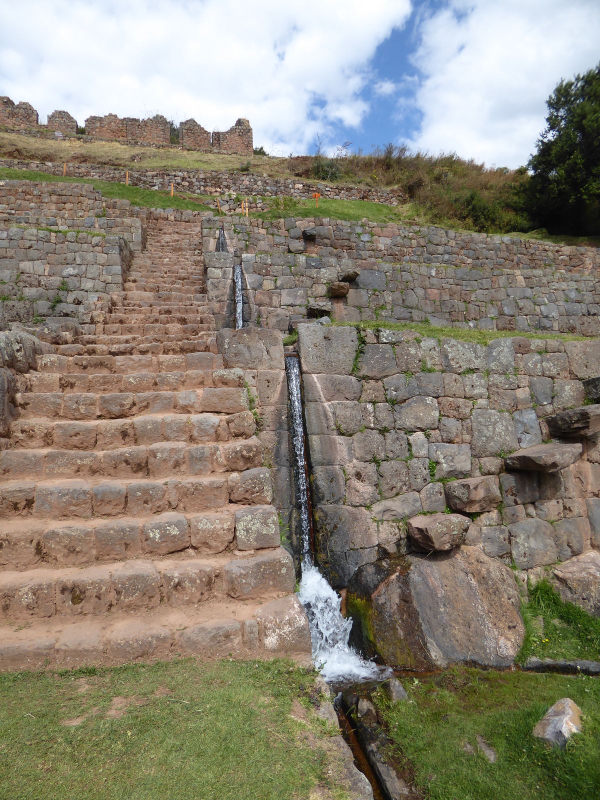 Water descends in a triple drop collecting the flow from all three longitudinal canals and bringing them to the largest of the terraces.