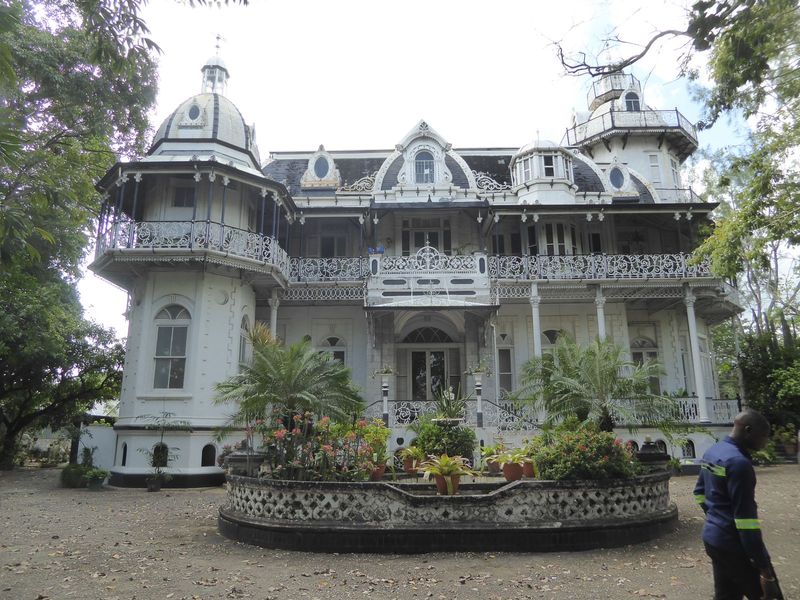 This is the so-called Ambard's House, built for himself by architect Lucien Ambard in 1904. The property was mortgaged and later foreclosed,