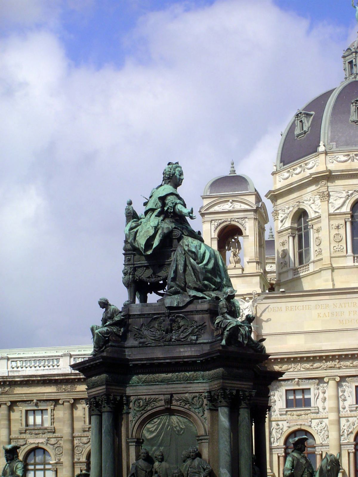 In between the two museums is Platz's bronze of Maria Theresa, by Caspar von Zumbusch, 1888; it's an odd placement, since in her Catholic pi