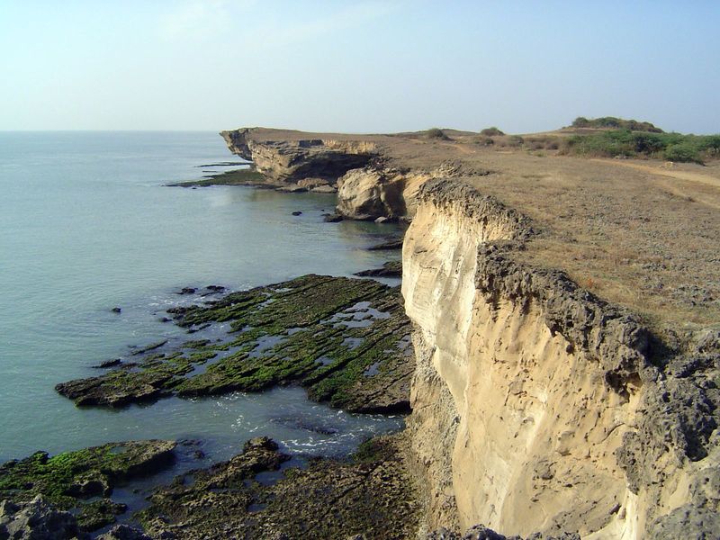 Not a very promising site for a city? The cliffs are sandstone with a volcanic caprock. No fun to walk on barefoot, but this spot is a lot l