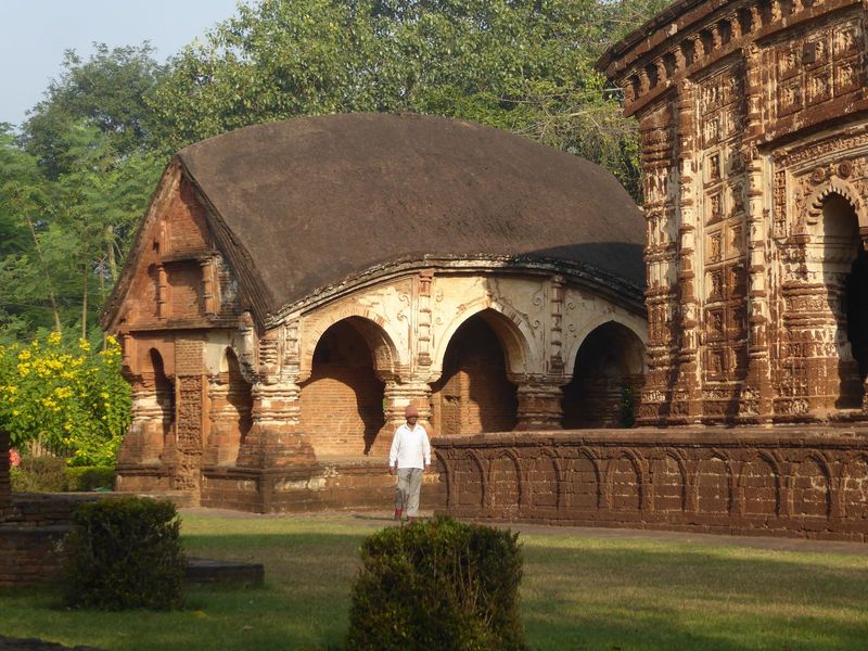The builders were still faithful to the national style of Bishnupur. The roof is not only curved like a thatched hut but looks like thatch.