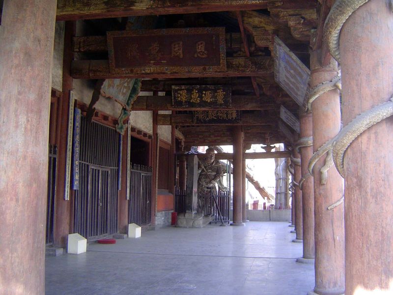 The front porch of the hall is two-bays deep, as indicated by the missing columns.