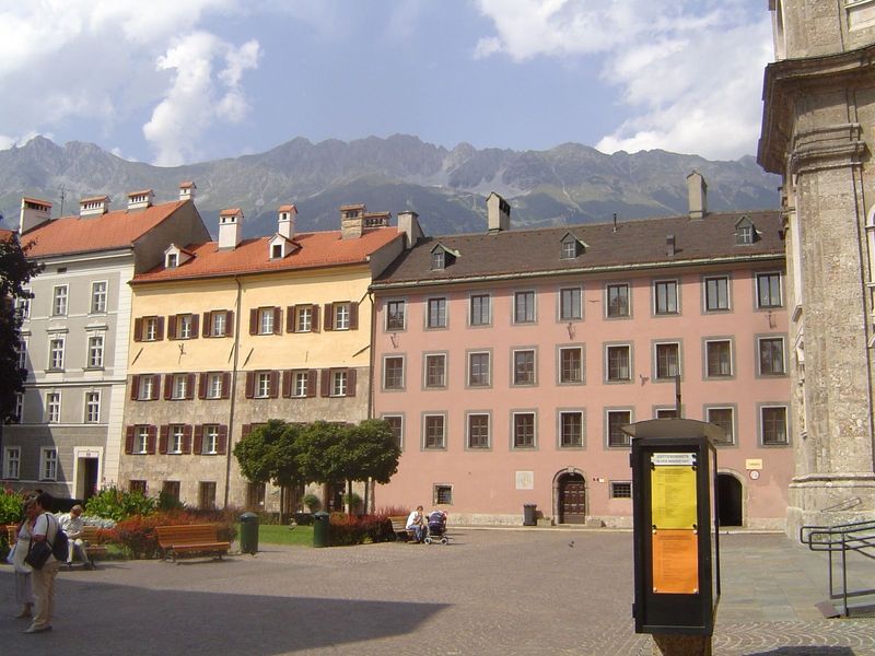 It's not evident, but these apartments around the cathedral square have a similar batter.
