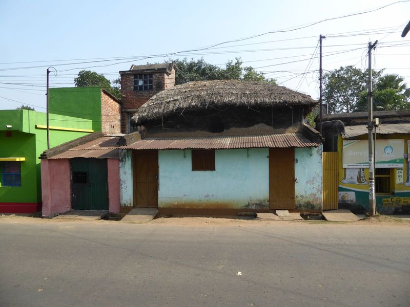 Here's the source: a thatched roof with the archetypal Bengali curve at both the ridge and the eave. Curving the chala or thatch is said to 