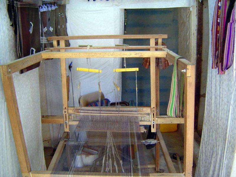 A loom, producing belts and bags for tourists.