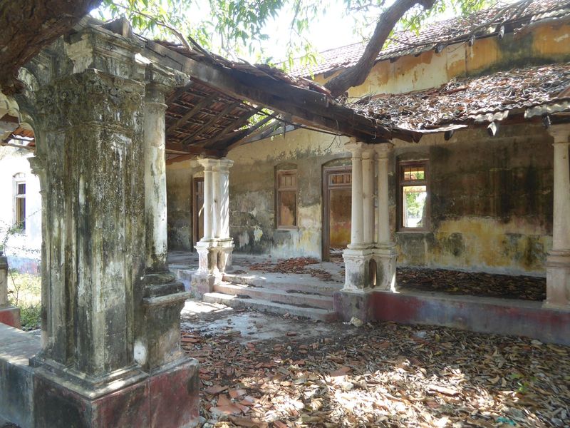 The classic entrance, with columns and a tile roof. Think it's worth restoring? Somebody apparently does, because the property had a new wir