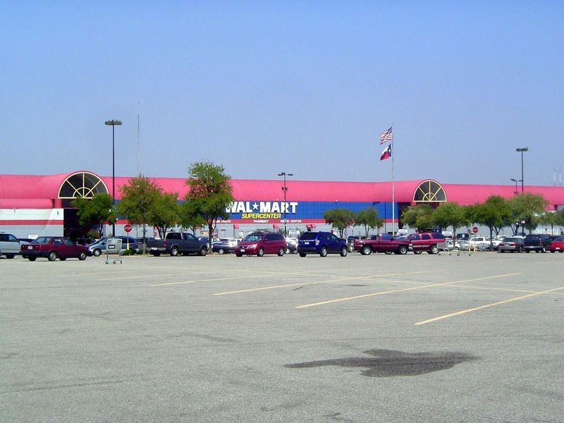 The Cullum family that built Tom Thumb partnered in the 1980s with Wal-Mart to create a set of hypermarts. There were two near Dallas, one o