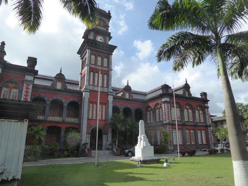 Around its periphery are the city's most famous old buildings, in this case the Queen's Royal College, with its foundation stone laid in 190