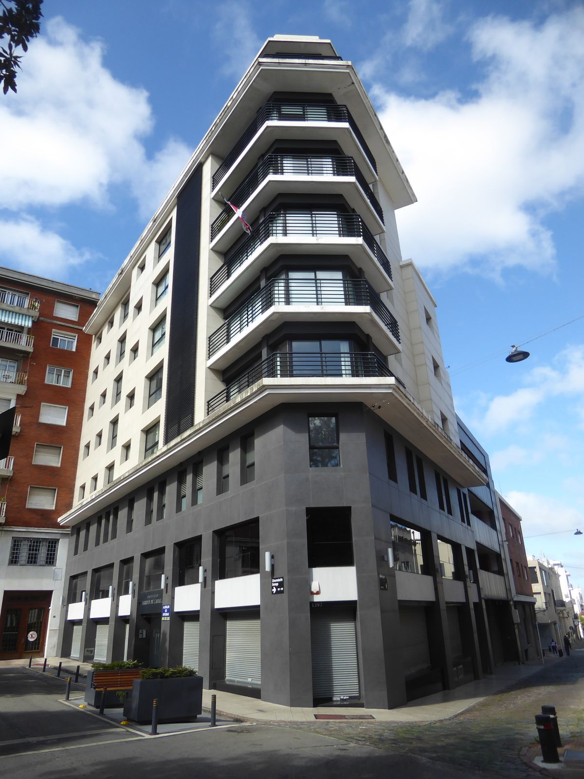 Here's why I don't: it's the Edificio Jardin de Zabala, an office building across the street. I don't like it any better than 1952's bunker,
