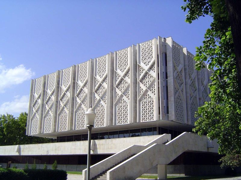 Completed in 1970, this is the Tashkent Branch of the Central Lenin Museum—oops! the State Fine Arts Museum. Like so many American buildings