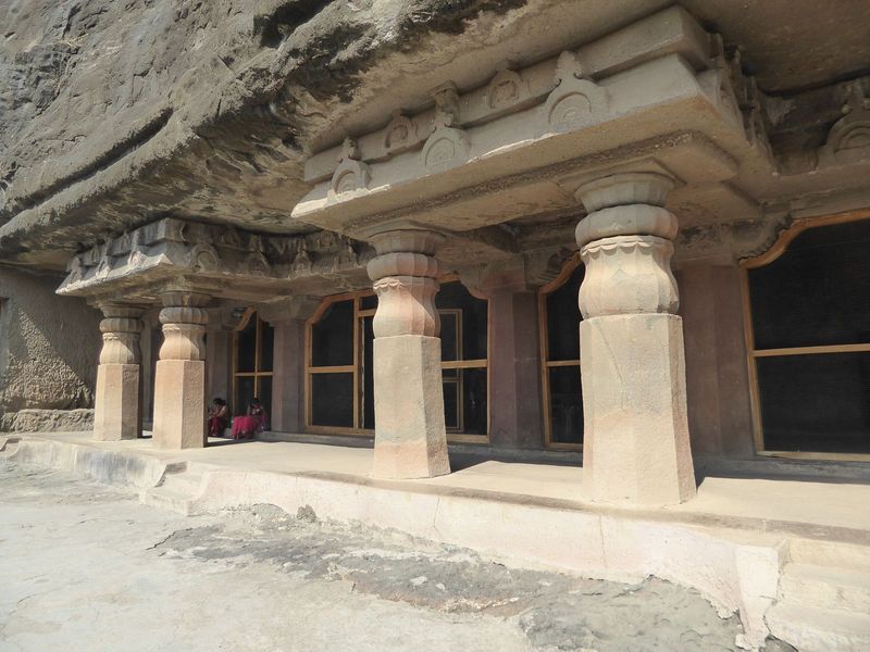 Cave 7 is unique in its twin porticos with lotus columns. The columns were missing in the 19th century but have been replaced according to t