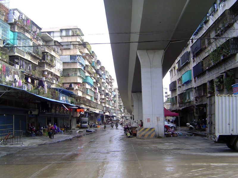 Here she comes, right down into Anping Road. Watch the housing change between here and the next picture.