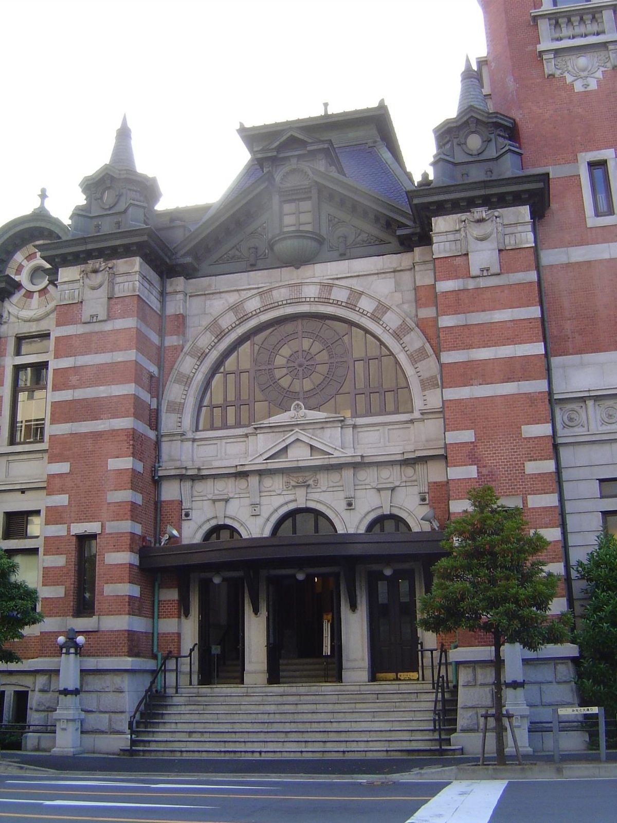 Main entrance. The interior, including a concert hall, was destroyed in 1923 but soon restored. After World War II, when more than 90,000 oc
