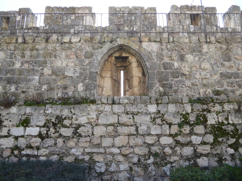 Ottomon fortifications seem lightweight in comparison.