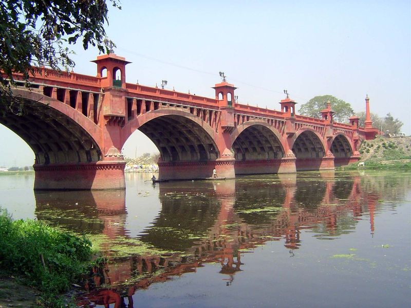 Here it is in fact. A famous Iron Bridge from 1845 was demolished in the 1950s.