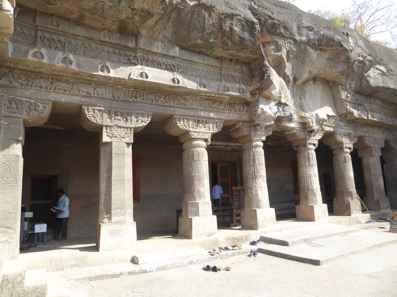 See the horse above the left edge of the third column? See the figures to its left? We need to get closer.
