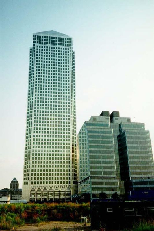 In 1987 the Canadian company Olympia and York, controlled by the Reichmann family, took charge of developing Canary Wharf. The company agree