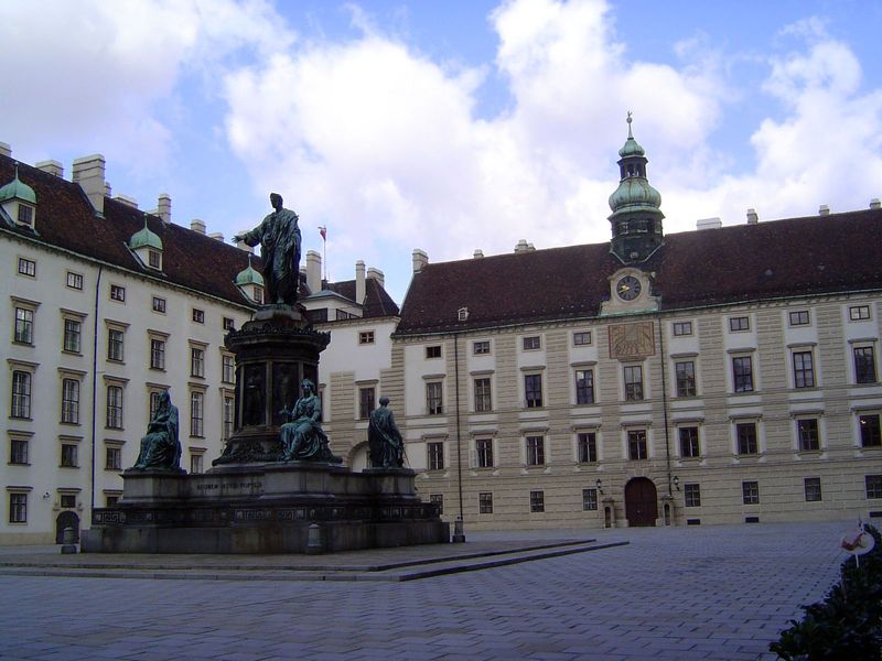 We've passed under the Michaelertor and entered the palace yard with its statue of Francis I. The buildings are both from the 17th century: 