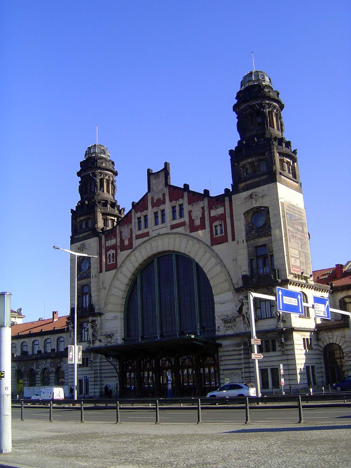 Here's the much grander Wilson Train Station, designed by Josef Fanta and completed in 1909. It's described as the most important Secession 