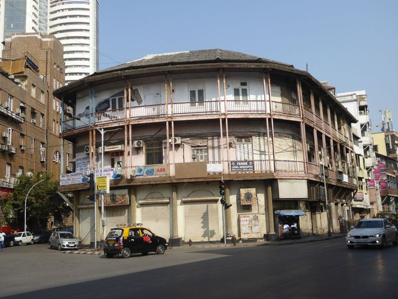 We're still working our way north, though we're about to leave Bhagat Singh Road and head up the narrower one on the left, which is Mumbai S