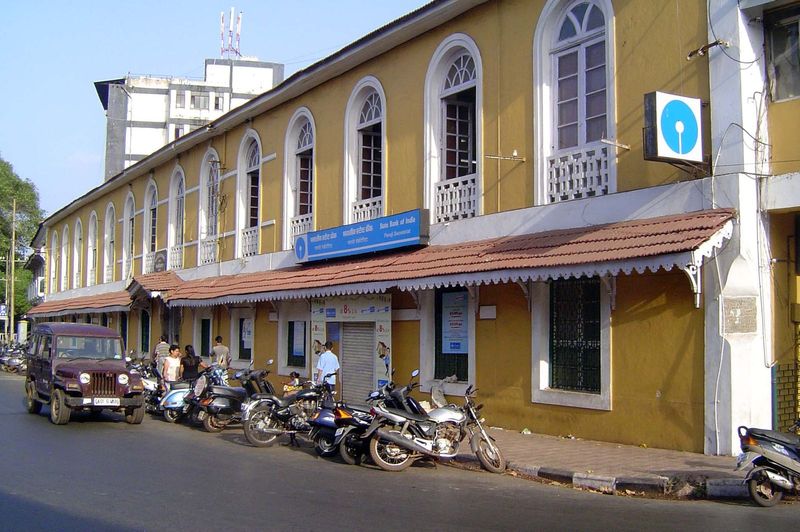 A section of the high court building thoughtfully includes a branch of the State Bank of India.