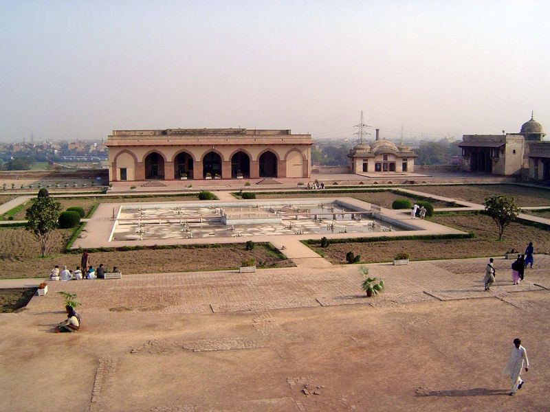 We're stepped behind the Hall of Public Audience and into Jahangir's Quadrangle. Straight ahead is the Bari Khawabgah, originally Jahangir's
