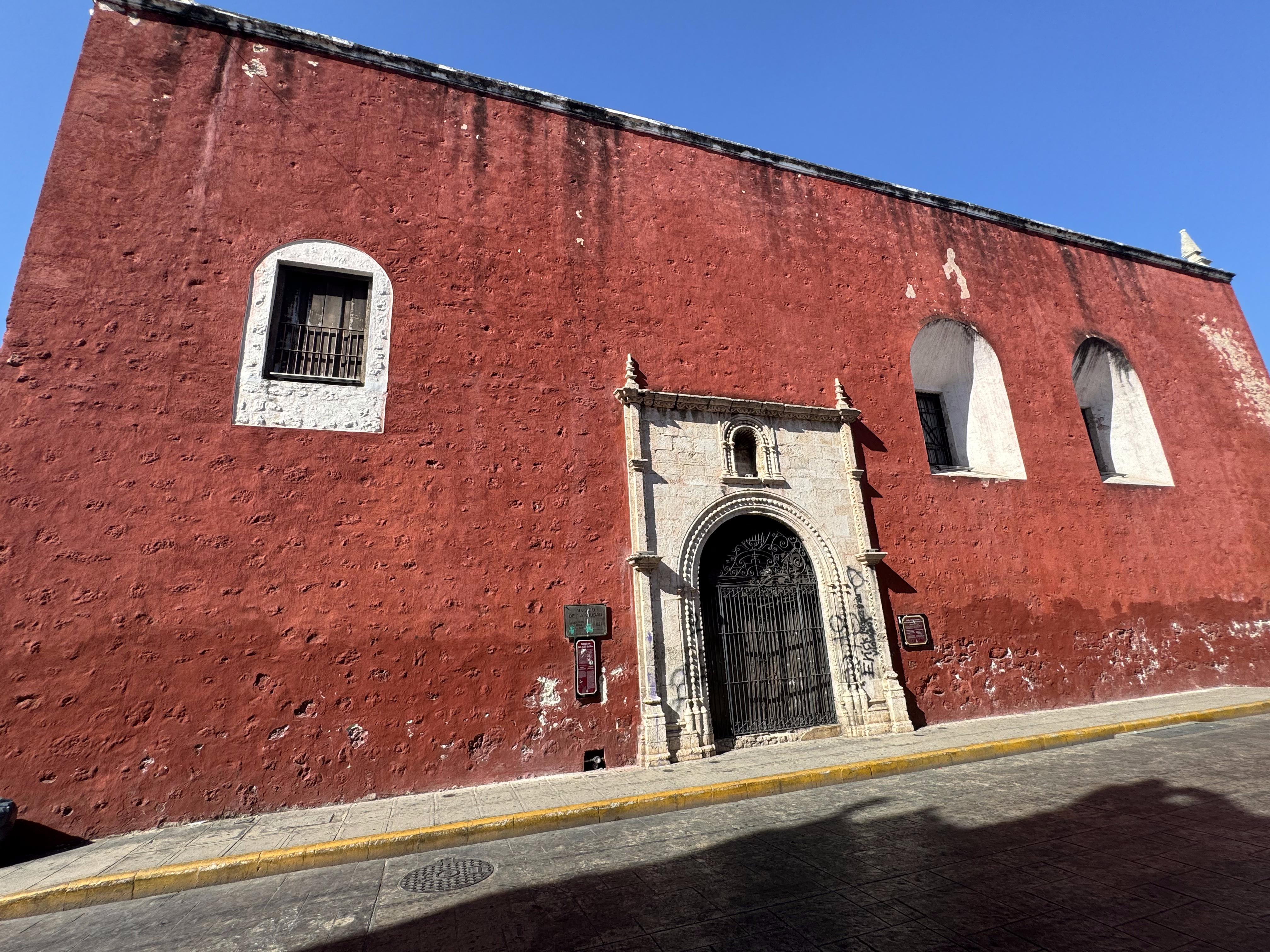 Despite the warm color, the building is a three-eyed monster with the mouth of a 1958 Edsel.  It's also a 16th century Big Box.   That's why