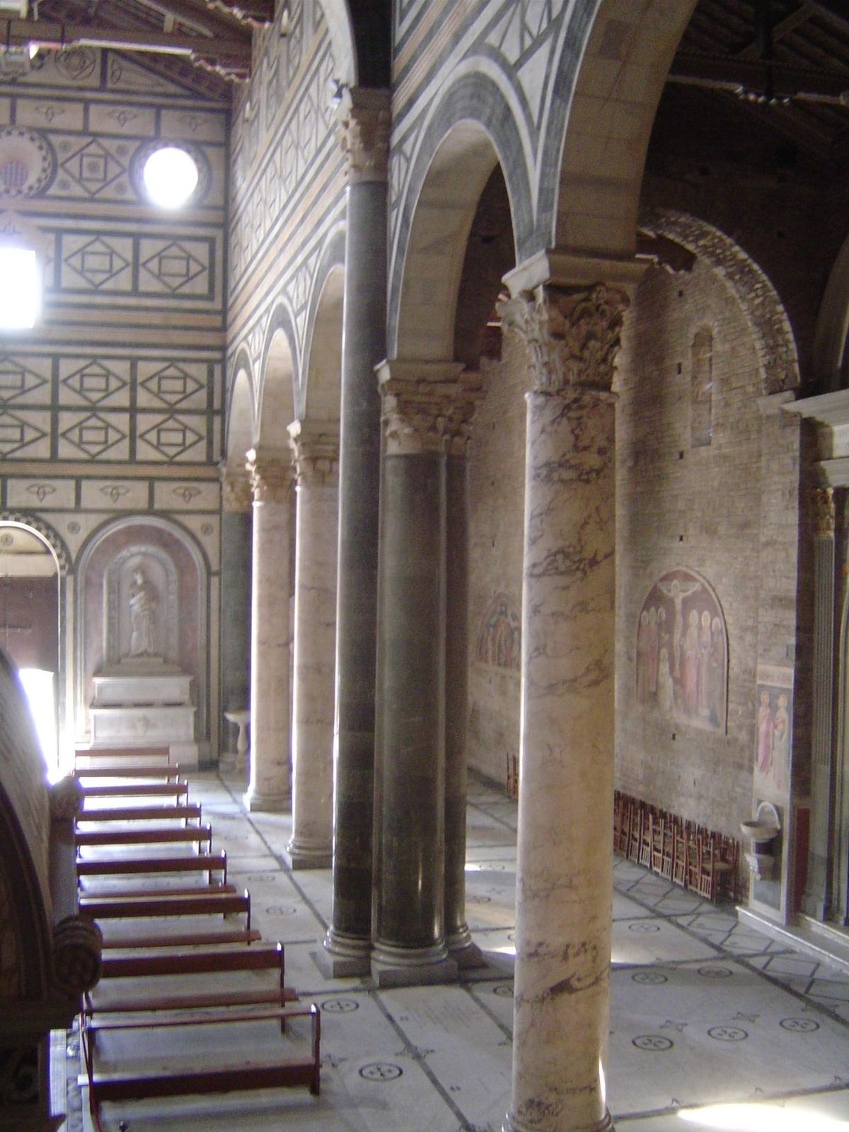 The green-on-white inlay continues inside the church, which has a very simple floor plan, with a nave unusually open to the aisles. Unlike C