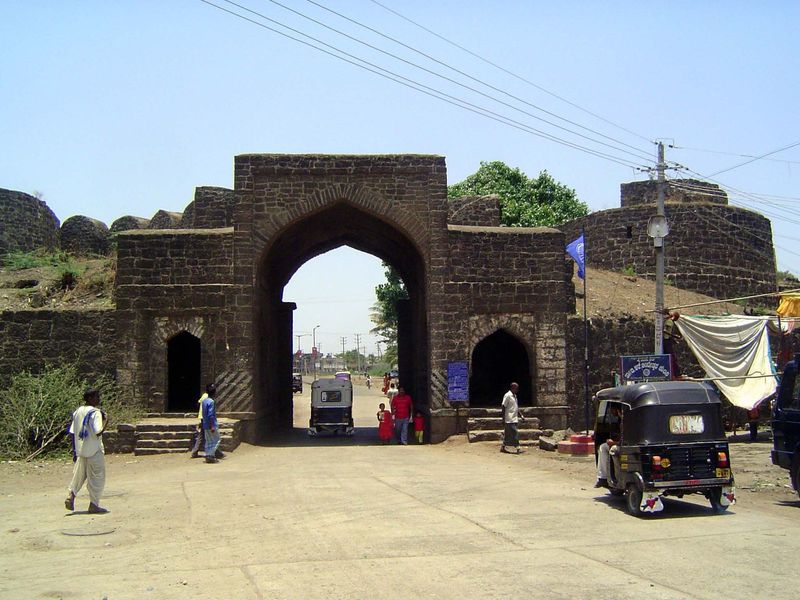 The Bagalkot Road which continues past Bagalkot to Dharwar and Hubli passes through the city's wall at the Mangoli Gate. That was the gate's