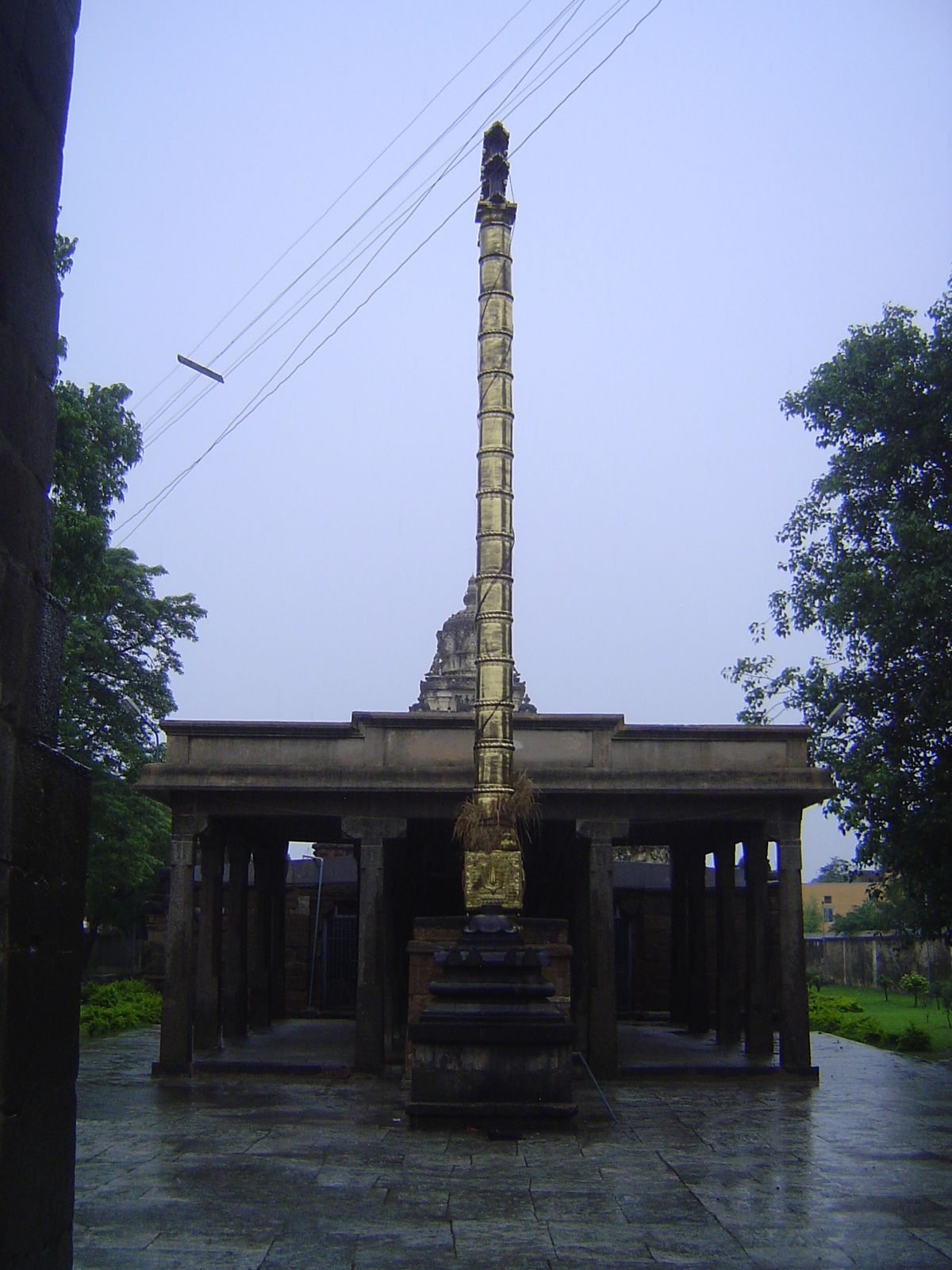 Vaikuntha Perumal is set in the midst of residential Kanchipuram: through the recent entrance gate you leave homes and shops and come to thi