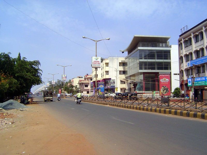 The main drag out of Hubli. We're going to stop just for a moment.