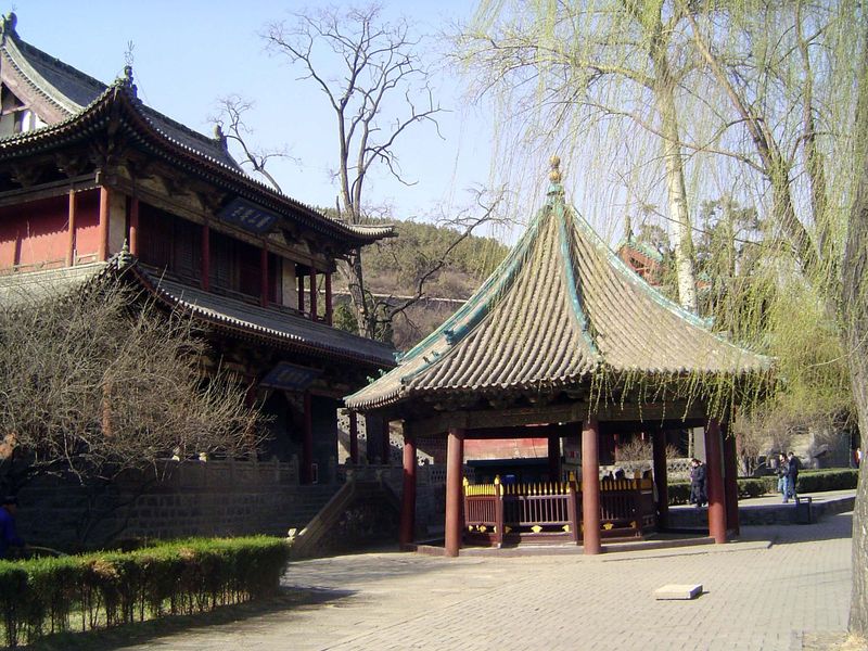 The ridge of the Sage Mother Hall 3; the central kiosk stands over the Eternal Youth Spring.