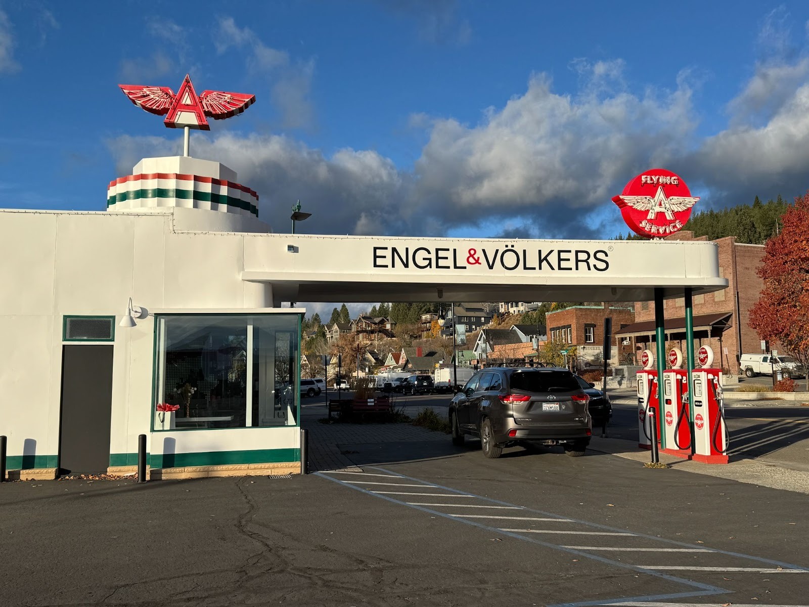 But it's hard to top this: a chi-chi realtor in a vintage gas station.  I've never, ever, used the word vintage before.  Now excuse me: I ha