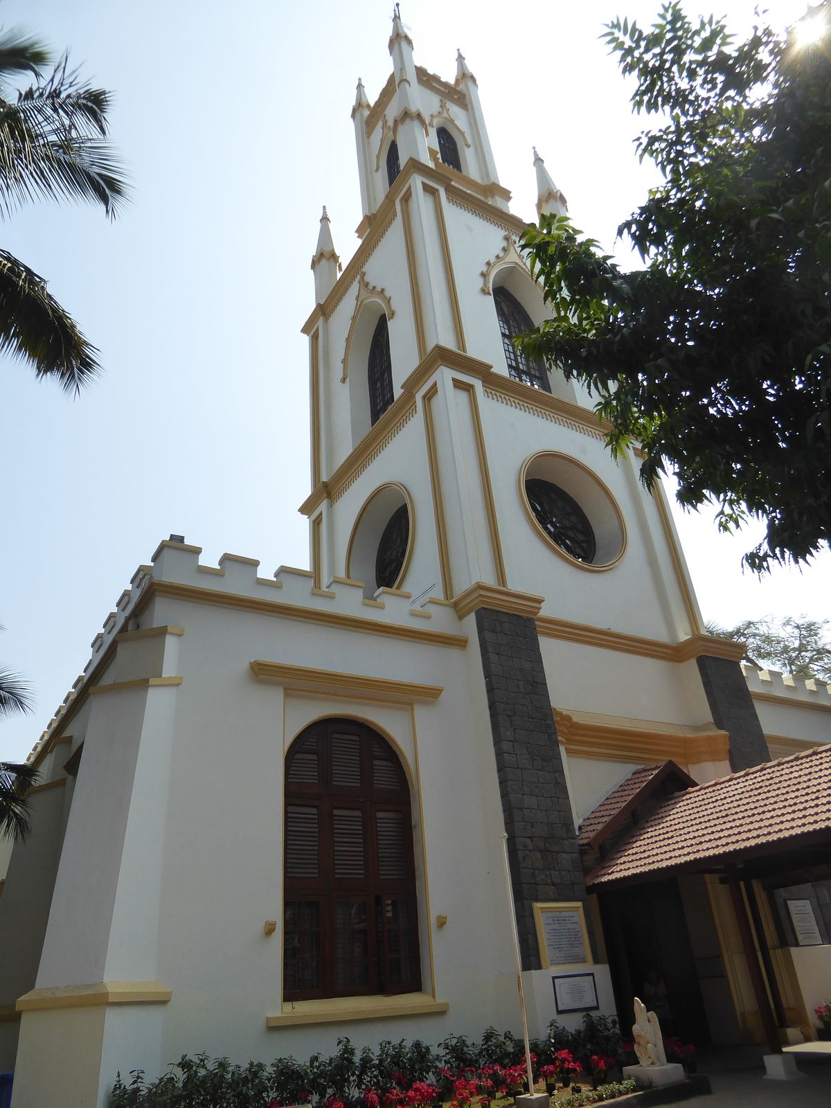 Yes, it's the St. Thomas church, from which the name Churchgate arose.