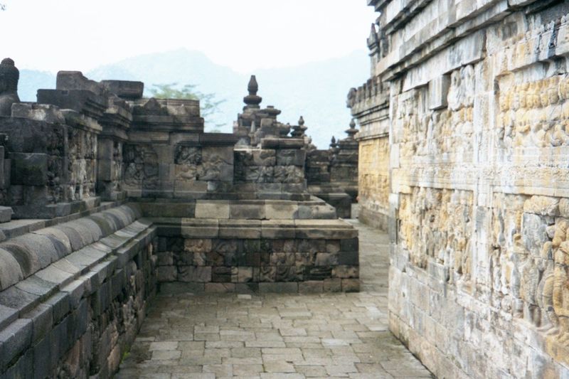 Just to make sure you're not lost: we're standing on the first gallery and looking west from the mid-point of the south side. This is the be