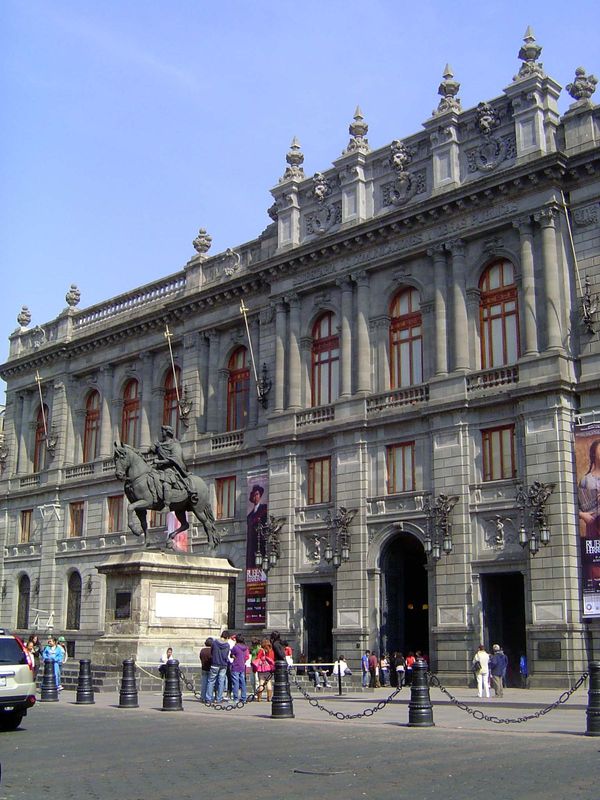 The Porfiriato offered equally pretentious government buildings, in this case one designed by Silvio Contri for the Ministry of Communicatio