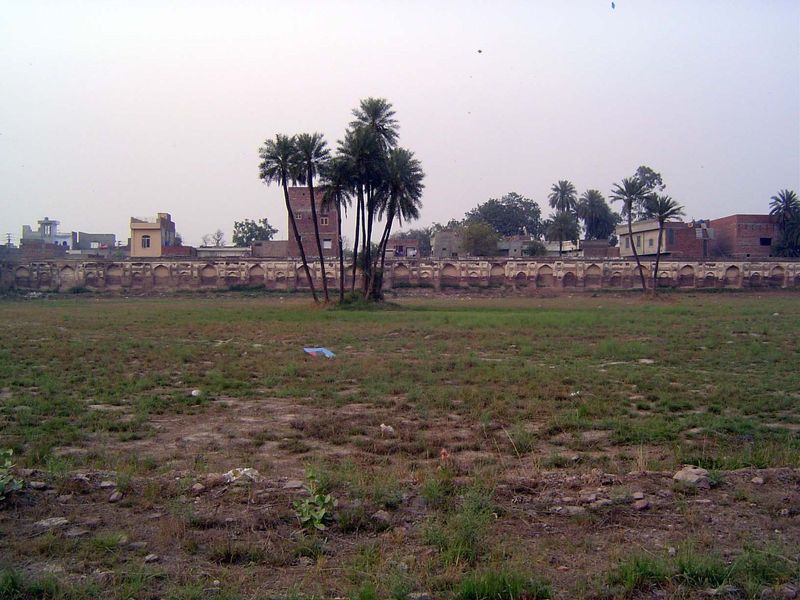 Asaf Khan's tomb sits in a large enclosure, once presumably better tended.